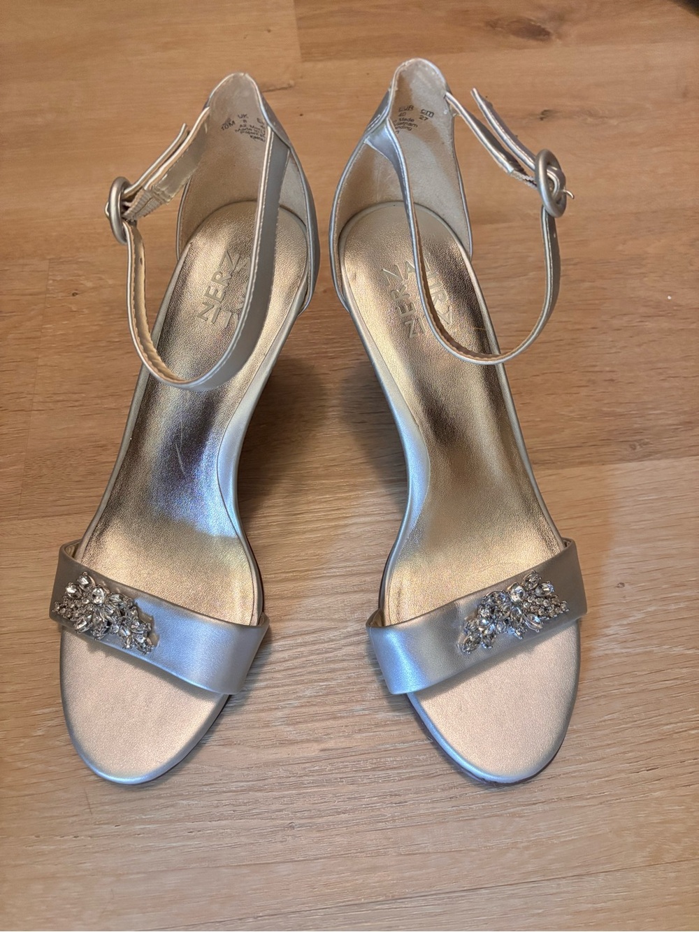 Naturalizer Womens
Kinsley Silver Faux Leather
Jeweled Heels Shoes 10 NEW